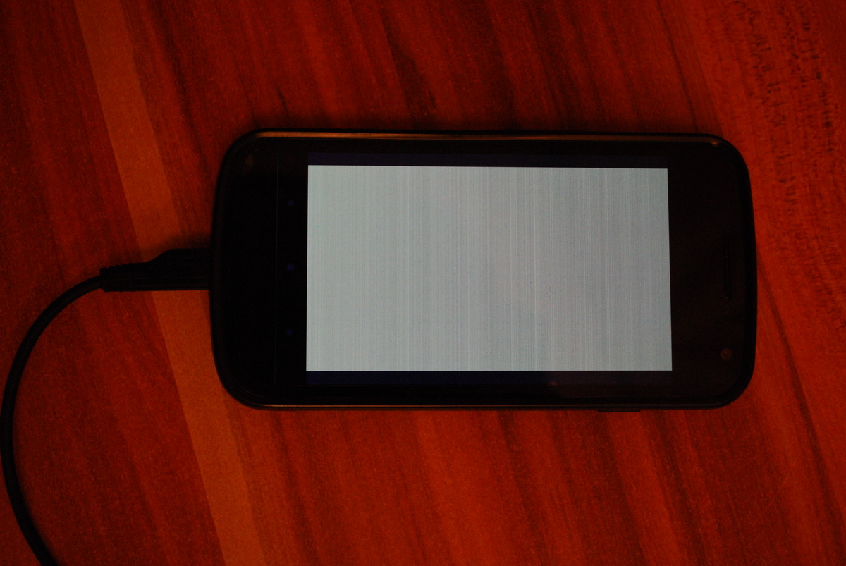 Тусклый экран на телефоне. Экран помех телефона. Серые полоски на экране телефона. Серый экран на телефоне. Экран у смартфона стал серым.